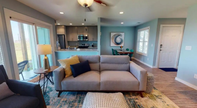 AH-G124 Remodeled First Floor Condo, Shared Pool & Hot Tub, Near Marina
