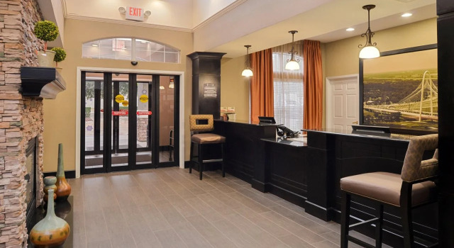 Staybridge Suites Dallas Addison, Забронировать Отель Отели Эддисон с бассейном, Бассейн
