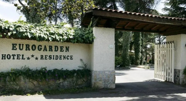 Кровать в общем номере Eurogarden Hotel