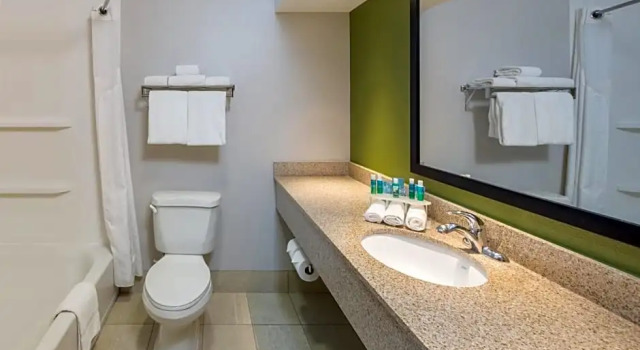 Номер Deluxe Holiday Inn Express Cedar Rapids - Collins Road by IHG