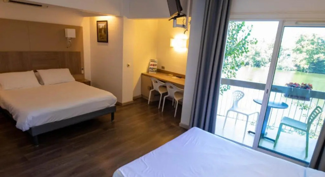 Семейный номер Standard La Chartreuse Logis Hotel Restaurant