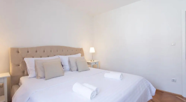 Apt Sara - Classy 100 m2 w Balcony, 2 min to Beach, Забронировать Апартаменты/квартира Каштела Сплитско-Далматинская жупания