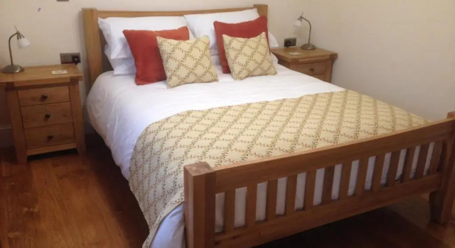 Pontyclerc Farm House B&B, Rezerwuj Pobyt na farmie Ammanford Carmarthenshire