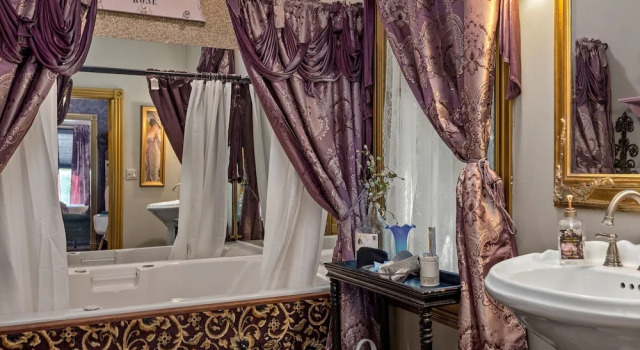 Люкс Luxury The 1883 Peabody House Bed & Breakfast
