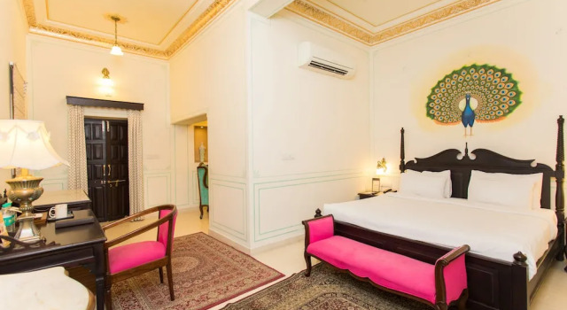 Люкс с балконом Grand Uniara A Heritage Hotel