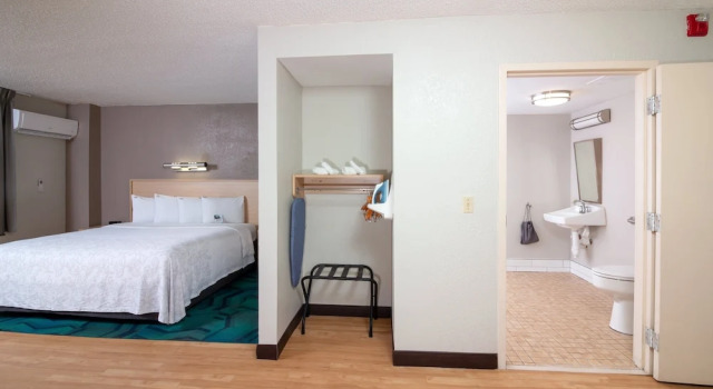 Двухместный номер для гостей с ограниченными возможностями Superior Red Roof Inn PLUS Miami Airport