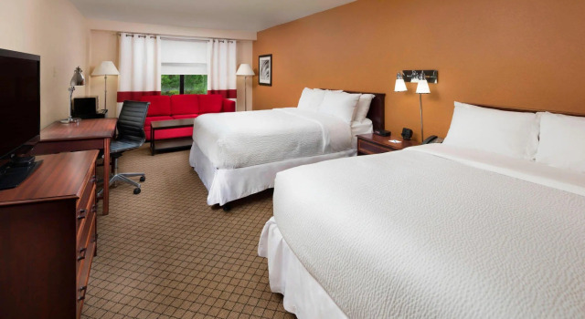 Четырёхместный номер Standard с видом на бассейн DoubleTree by Hilton Manhattan, KS