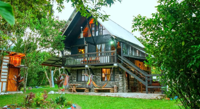 Кровать в общем номере Casa de Piedra