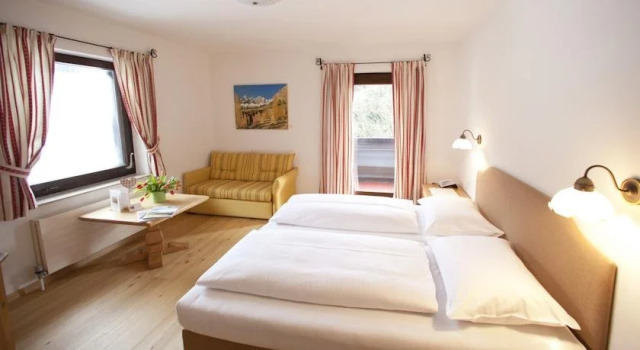Hotel Pension Theresia, Rezerwuj Hotel Hotele w Salzburg z parkingiem, Parking