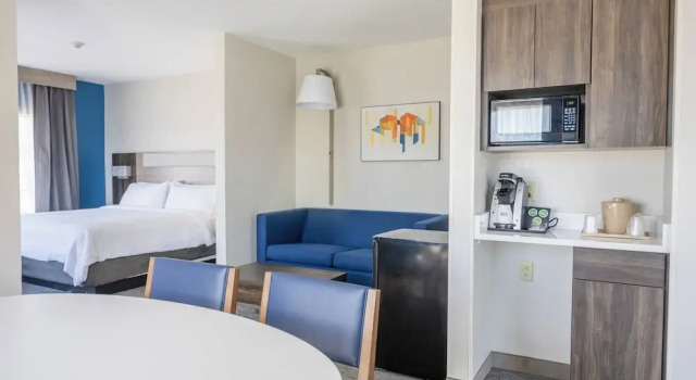 Двухместный люкс Additional Living Area with Jetted Tub Holiday Inn Express & Suites Vicksburg by IHG