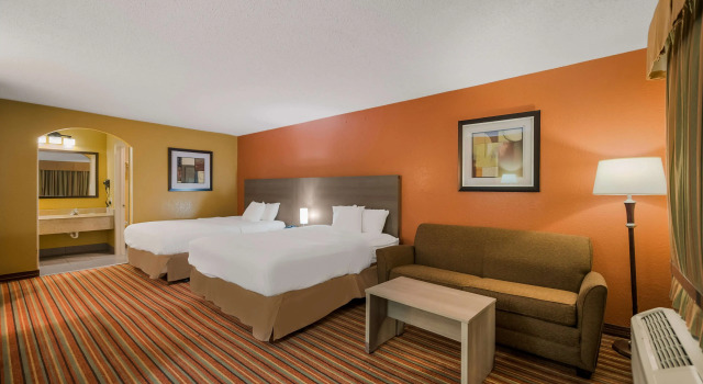 Четырёхместный номер Standard SureStay Hotel by Best Western Mt Pleasant
