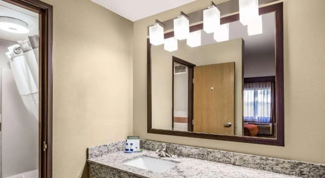 Четырёхместный номер Standard AmericInn by Wyndham Blue Earth