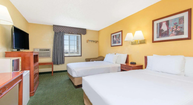 Четырёхместный номер Standard Days Inn by Wyndham Great Bend