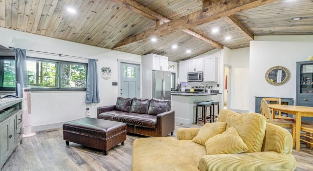 Dandridge Home on Douglas Lake w/ Hot Tub & Dock!, Book Feriehus Villaer i Tennessee, Villa