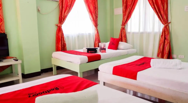 Семейный номер Standard RedDoorz near Maribago Barangay Hall