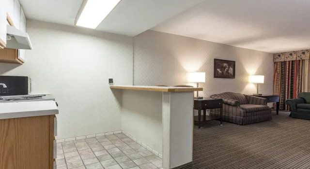 Люкс Red Roof Inn & Suites DeKalb