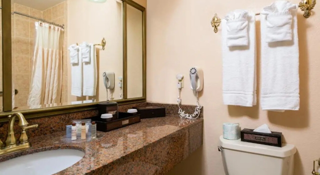 Четырёхместный номер Standard с балконом и с видом на закат Royal Inn Beach Hutchinson Island