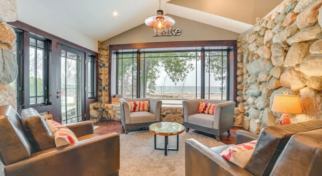 1 Mi to Dtwn! Lakefront Earl Young Charlevoix Home, Book Feriehus Sommerhuse i Charlevoix, Hytte