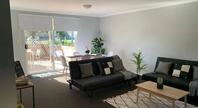Cozy 3BR Townhouse in Liverpool CBD with parking