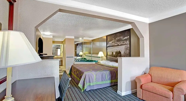 Люкс Super 8 by Wyndham Knoxville East