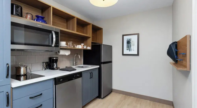 Четырёхместный люкс Candlewood Suites McPherson by IHG