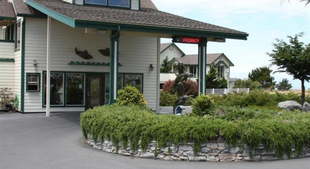 Четырёхместный люкс Comfort Emerald Dolphin Inn & Mini Golf