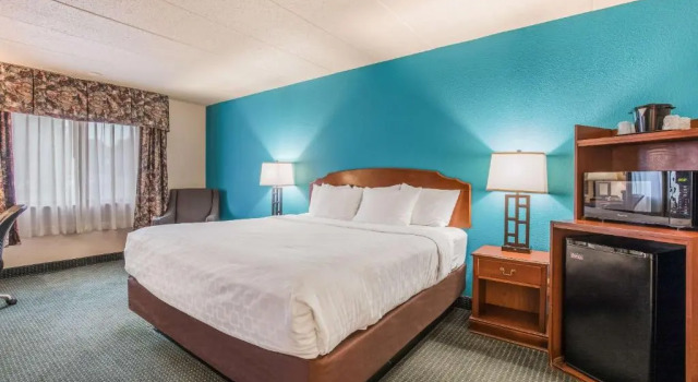 Номер Standard AmericInn & Suites by Wyndham Baraboo Event Center