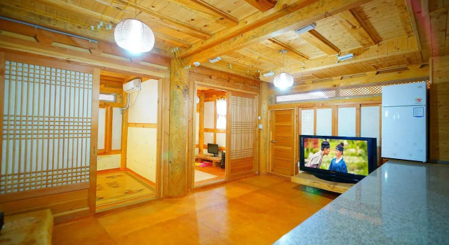 jeonju geumweondang hanogpensyeon, Забронировать Отель Чонджу Чолла-Пукто, рядом с Конфуцианская школа хянгё в Чонджу