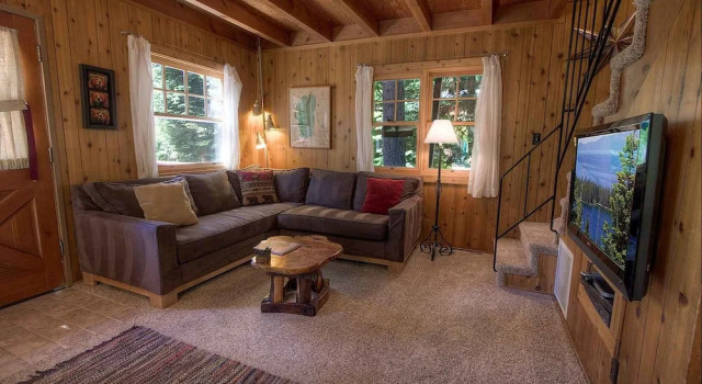 Hudsons Hideaway by Lake Tahoe Accommodations, Забронировать Отель Отели Карнелиан-Бэй с парковкой, рядом с Hwy 28 at Old County Rd Bus Stop, Парковка