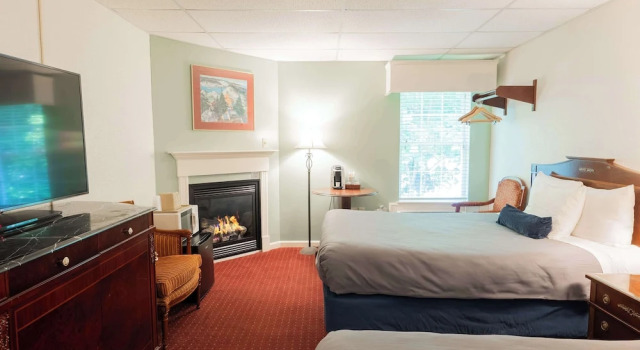 Четырёхместный номер Deluxe Fireside Inn and Suites Bangor