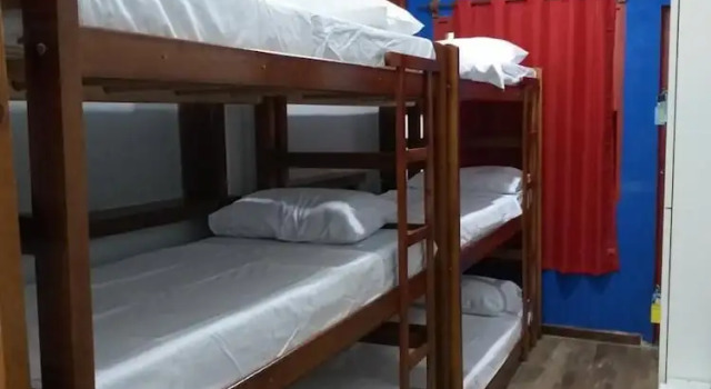 Кровать в общем номере Pe Na Areia Beach Hostel