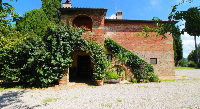 Stunning private villa for 6 guests with private pool, TV, pets allowed and parking