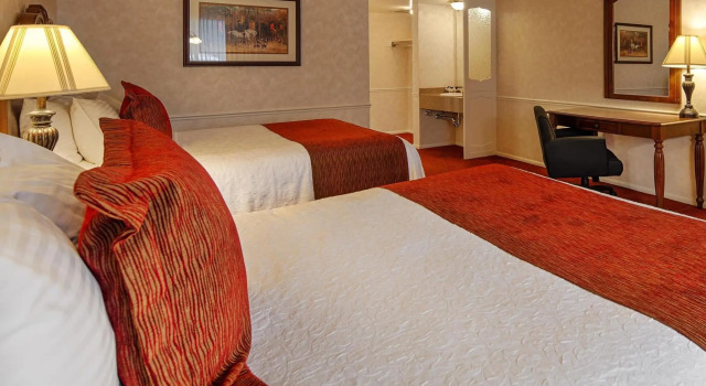 Четырёхместный номер Standard Baugh Motel, SureStay Collection by Best Western