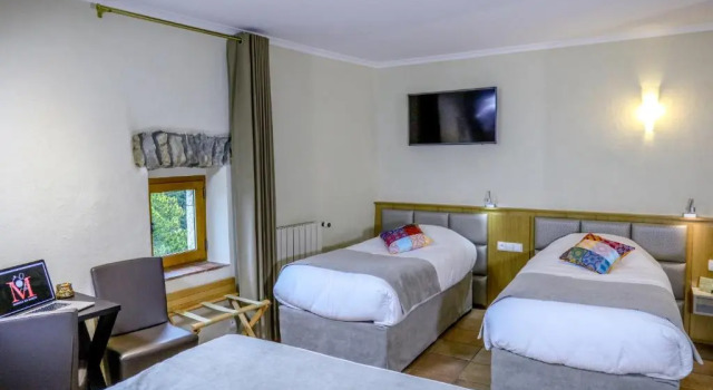Четырёхместный номер Superior Logis Auberge Les Murets Hotel Restaurant Spa