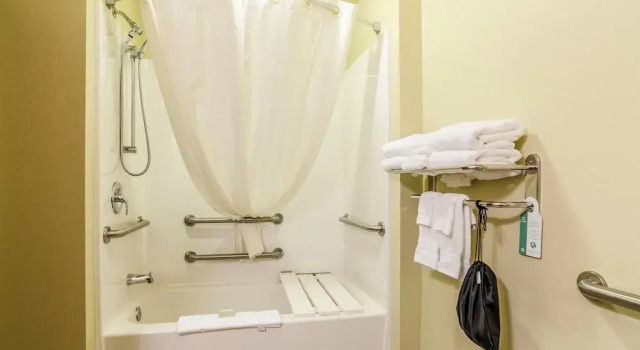 Четырёхместный номер Standard Cobblestone Hotel & Suites - McCook