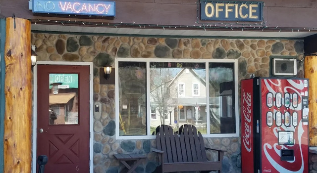 Clark's Beach Motel, Boek Motel Old Forge 