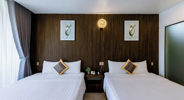Четырёхместный семейный номер Standard с балконом Tuấn Ninh Hotel I