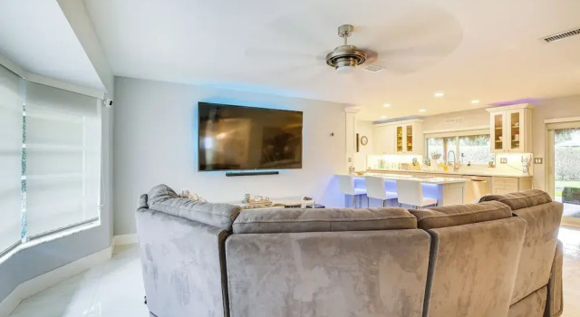 Furnished Patio + Gas Grill: Deerfield Beach Home, Забронировать Дом для отпуска Коттеджи Дирфилд-Бич, Коттедж