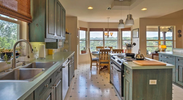 Коттедж 2 Furnished Decks & Lake Views: Austin Escape