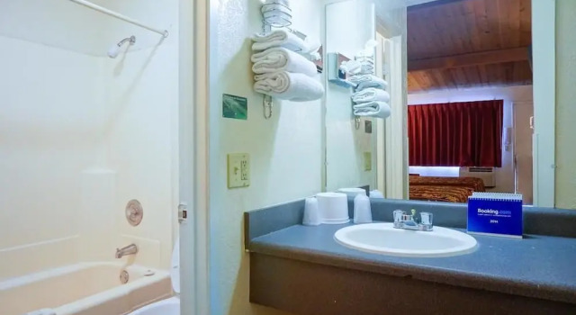 Четырёхместный номер Standard EZ 8 Motel Newark