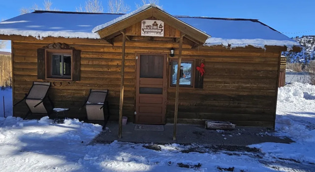 Коттедж Chinook Cabins & RV Park