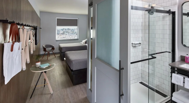 Четырёхместный номер Standard с красивым видом из окна MOXY Denver Cherry Creek