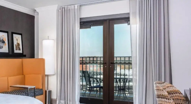Двухместный номер Standard с балконом Holiday Inn Lafayette-City Centre by IHG