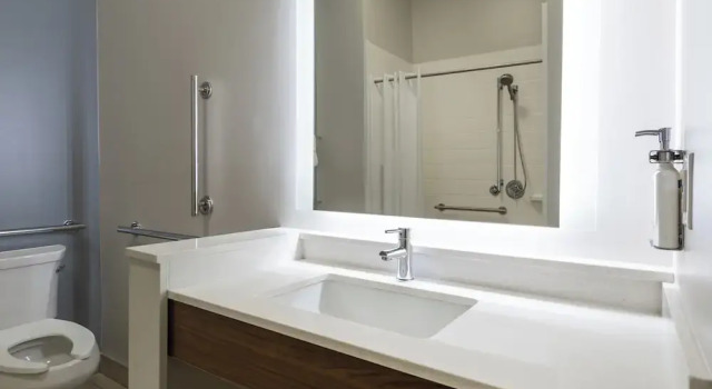 Четырёхместный люкс Holiday Inn Express & Suites Greenwood Mall by IHG