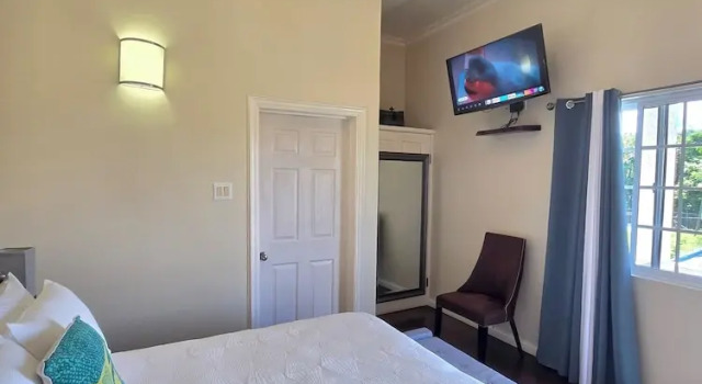 Двухместный номер Premier с балконом и с видом на сад Blue Paloma Bed & Breakfast