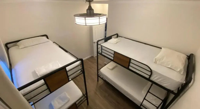 Кровать в общем номере Howzit Hostels