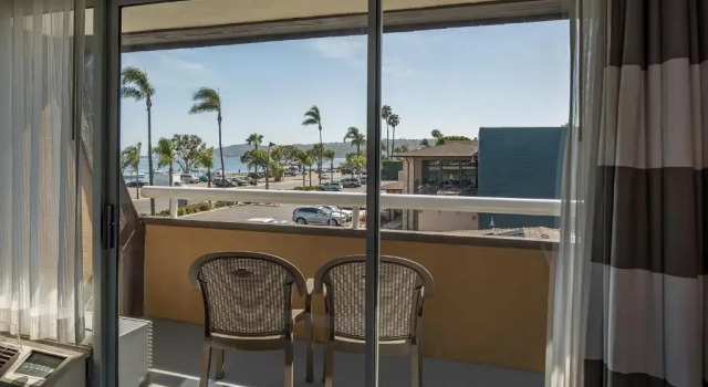 Четырёхместный номер Standard с видом на залив Bay Club Hotel and Marina