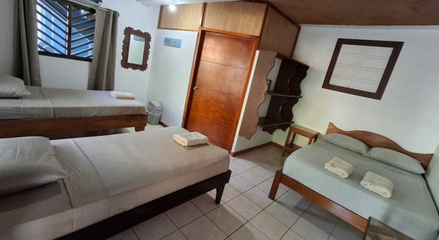 Четырёхместный номер Standard с балконом Hotel Marielos Tamarindo
