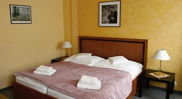 Apartmany Cesky Dvur, Забронировать Отель Отели Мареанске-Лазне с парковкой, рядом с Colonnade by the Singing Fountain, Парковка