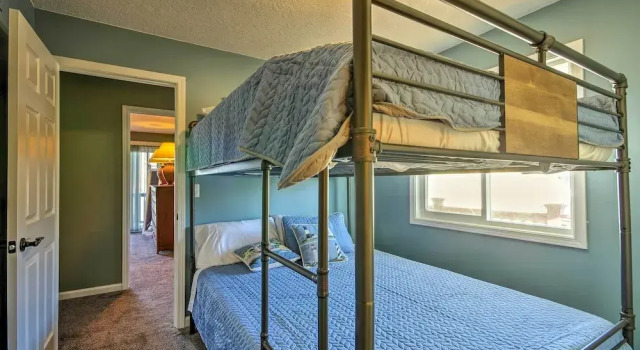 Bayview Lake House w/ Dock on Lake of the Ozarks, Забронировать Дом для отпуска Лейк-Озарк США